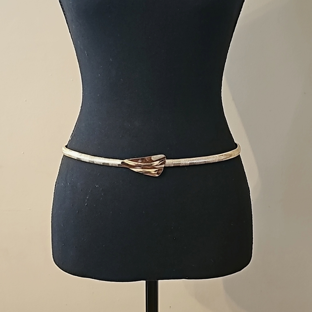 Gold colored womans fashion belt.EXCELLENT condition, size S/M.